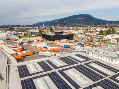 Bis Ende 2021 wird Gebrüder Weiss mit Solaranlagen jährlich rund 1.050 Tonnen CO2 einsparen. Hier: Die neue Photovoltaikanlage am Standort Lauterach / Vorarlberg produziert 440 Megawattstunden Strom (MWh) pro Jahr