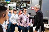 Die Berufsschülerinnen und -schüler des NAOB aus Köln am Stand von Renault Trucks Deutschland auf der IAA. Produktmanager Harald Wieching präsentierte alles rund um die vollelektrischen Lkw von Renault Trucks / Foto: Renault Trucks/Chris Groepper