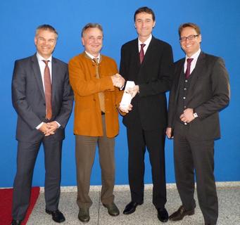 Thomas Staudinger – Vice President Vertical Segments, EBV; Slobodan Puljarevic – President & CEO, EBV; Pierre Laboisse – Senior Vice President EMEA Sales & Marketing, NXP; Chris Will – Senior Director Distribution EMEA, NXP (von links nach rechts)
