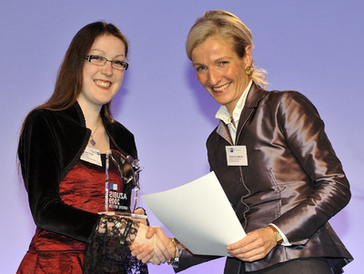 Stephanie Thiele und Sybille von Obernitz bei der Urkundenübergabe