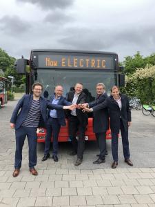 v.l.n.r.: Jan Philipp Albrecht, Minister für Energiewende, Landwirtschaft, Umwelt, Natur und Digitalisierung des Landes Schleswig-Holstein, Frank Klingenhöfer, Vorstand DB Regio Bus, Marten Jensen, Geschäftsführer GreenTEC Campus, Dr. Bernd Buchholz, Minister für Wirtschaft, Verkehr, Arbeit, Technologie und Tourismus des Landes Schleswig-Holstein und Andreas Pfeffer, Geschäftsführer I SEE Electric Busses GmbH