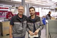 Weil Arbeit die größte Motivation ist: Die Friedhelm Loh Group hat zwei Flüchtlingen ohne Berufsabschluss die Chance auf einen Job gegeben. Im Bild: Dieter Müller (l.), Gruppenleiter Rohfertigung im Rittal Werk Rittershausen, mit dem Kollegen Youssef Almohamad (Quelle: Friedhelm Loh Group)