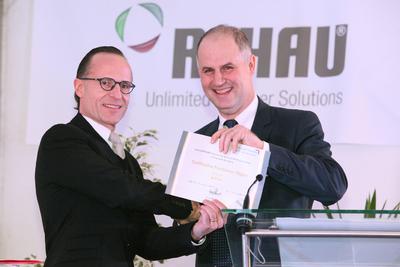 Jean-Baptiste Formery (Internationaler Einkaufsleiter Karosserieteile bei PSA Peugeot Citroën, rechts im Bild) überreicht Dr. Veit Wagner (Vizepräsident der REHAU Gruppe) im französischen Poix-de-Picardie die Auszeichnung zum "Fournisseur Majeur"