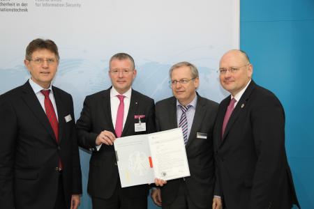 (von links nach rechts: Klaus Vitt, Dr. Stephan Klein, Bernd Kowalski und Arne Schönbohm)