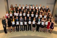 Die Absolventen der Heraeus Ausbildung. Links: Karin Saar, Leiter in der Ausbildung bei Heraeus. Rechts: Georg Remmers, Leiter Personal- und Organisationsentwicklung Heraeus Holding GmbH