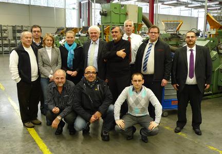 Das Audit-Team: (stehend v. l) John Schaffer (Technischer Audit-Experte, SIP Project Management Unit (PMU)), Thierry André (Novarka), Roksana Oliynyk (Dolmetscherin), Iuliia Berdnykova (Audit-Leiterin, PMU), Dr. Dieter Grotmann (EJOT), Dr. Levent Lokman (QM-Leiter, Okyanus Grup), Marco Knebel, Mark Althaus, Dennis Ratajczak (alle EJOT), kniend v. l.: Vitalii Kuzin (Technischer Audit-Experte, PMU), Berat Cakmakli, (Projektleiter, Okyanus Grup), Mathieu Scherer (Technischer Audit-Experte, PMU) (Foto: EJOT)