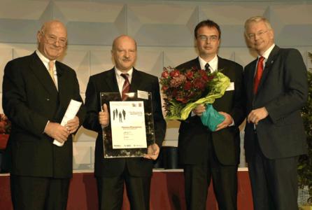 Der "Hessen Champion" wurde von Ministerpräsident Roland Koch (rechts) und dem Präsidenten des Hessischen Unternehmerverbandes VHU, Prof. Dieter Weidemann (links) an Friedemann Hensgen (2.v.l.) und Uwe Scharf (2.v.r), Rittal, übergeben.