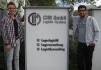 Die beiden neuen Auszubildenden Lukas Kurz (l.) und Soheb Mussa haben am 1. September ihre Ausbildung bei der CIM GmbH begonnen