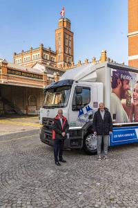 Bruno Blin, Präsident Renault Trucks (links), übergibt den ersten von zwanzig vollelektrischen D Wide Z.E. an Thomas Amstutz, CEO Feldschlösschen Carlsberg