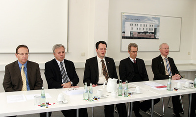 Prof. Dr.-Ing. Wolfgang Kurz, TU-Präsident Prof. Dr. Helmut J. Schmidt, Staatssekretär Michael Ebling, Kanzler Stefan Lorenz und LBB-Geschäftsführer Hubert Heimann (v.l.n.r.) während des Pressegesprächs