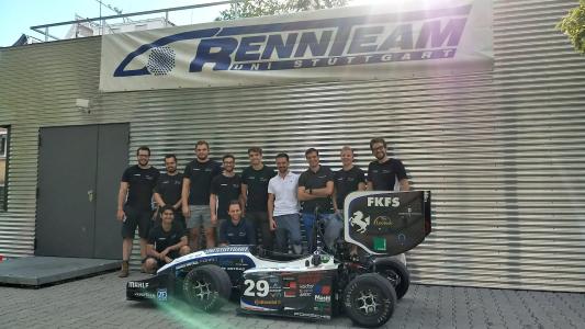 Niederlassungsleiter Hendrik Doht (vierter v. r.) mit dem Formula Student Team der Universität Stuttgart
