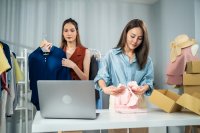 Waren entgegennehmen, erfassen, auszeichnen und für den Verkauf oder den Versand vorbereiten: Die Aufgaben von Kaufleuten im Einzelhandel sind vielfältig. / Bildnachweis: Getty Images / Unsplash