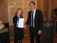 Absolventin Olga Dedi mit Dipl.-Ing. (FH) Thomas Fräßle von ITK Engineering bei der Verleihung (Foto: Ch. Wenzel-Benner, ITK Engineering) Absolventin Olga Dedi mit Dipl.-Ing. (FH) Thomas Fräßle von ITK Engineering bei der Verleihung (Foto: Ch. Wenzel-Benner, ITK Engineering)