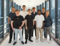 Vier Auszubildende haben am 3. August 2026 ihre Ausbildung beim Grevener Softwarespezialisten LIS begonnen. (Foto: LIS GmbH)