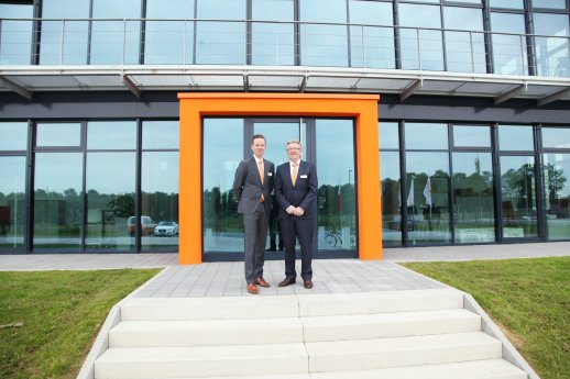 KEMPER STORATEC_Björn und Gerd Kemper vor dem neuen Unternehmenssitz in Waltrop.jpg