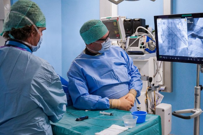 BIO38700_clinical_setting_Amvia_pacemaker_implantation_.jpg