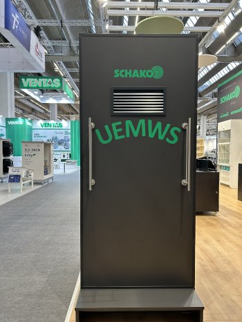 Bild 2 - UEMWS-Einbau im Messeexponat - Rückansicht.jpg