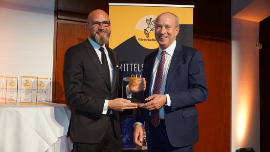 Laudator Reinhard Schlieker (rechts) überreicht den Mittelstandspreis der Medien in der Ka.jpg