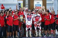 Das Team HRC feiert den fünften Platz von Helder Rodrigues (Mitte)