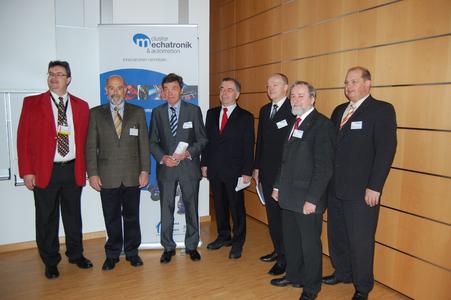 Cluster Forum Mechatronik am 12. Februar 2009 in Landshut, v.l.n.r. Tom Weber, Clustermanager Mikrosystemtechnik an der Hochschule Landshut; Prof. Dr. Helmuth Gesch, Wissenschaftlicher Leiter Cluster Mikrosystemtechnik und Vizepräsident Hochschule Landshut; Prof. Dr.-Ing. Klaus Feldmann, Clustersprecher Mechatronik & Automation; Prof. Dr. Erwin Blum, Präsident Hochschule Landshut; Stephan Weinzierl, Clustermanager Niederbayern-Oberpfalz Mechatronik & Automation; Helmut Hummel, Leiter Sensorik Kompetenzzentrum Hochschule Regensburg, und Heiko Bartschaft, Geschäftsführer Cluster Mechatronik & Automation.