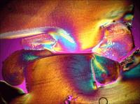 Dünnschnitt (Schadensfall), bei dem die Schweißstege nach der Fügephase einen Versatz zueinander aufweisen (Aufnahme mit polarisiertem Licht und Rotfilter)