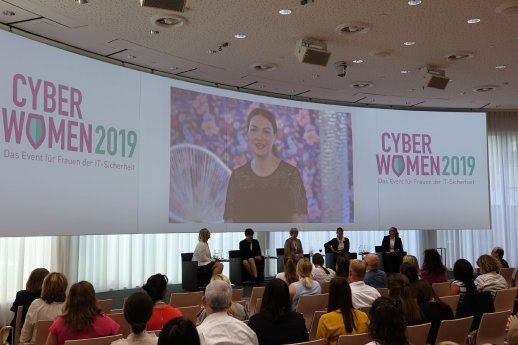 Cyberwomen 2019 Keynote Judith Gerlach, bayerische Staatsministerin für Digitales.jpg