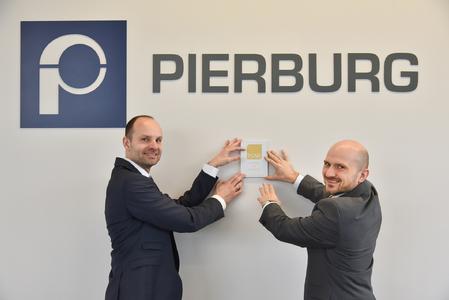 Happy about the received award: Jürgen Koopsingraven (l.) of Pierburg, responsible for the building project, and plant manager Dr. Jochen Luft