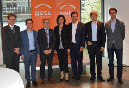 vlnr: Stefan Lange (Kreissparkasse München Starnberg Ebersberg) – Vorsitzender der Gesellschafterversammlung des gate, Dr. Florian Deißenböck (Geschäftsführer CQSE GmbH), Mario Kischporski (Geschäftsführer COMPLAVIS GmbH), Staatsministerin Ilse Aigner, Dr. Franz Glatz (Geschäftsführer gate Garching), Prof. Dr. Stephen Wildhirt (Geschäftsführer AdjuCor GmbH), Matthias Roth (Geschäftsführer Seiratherm GmbH)