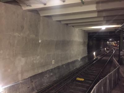Wenn es besonders schnell gehen muss: Die Sanierung in einer U-Bahn steht stark unter Zeitdruck. Hier zahlen sich die außergewöhnlichen Produkteigenschaften von Rapid Set aus. Denn nach kürzester Zeit kann der Betrieb wieder aufgenommen werden (Bild: KORODUR, Amberg)