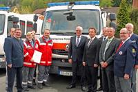  Innenstaatssekretär Gerhard Eck (vorne rechts), Bundesinnenminister Hans-Peter Friedrich (5. v. l.), Renault Trucks Produktmanager Manfred Klaus (Mitte) und ADIK Geschäftsführer Achim Utsch (3. v. r.) in Bad Berneck (Foto: Rudi Schwab)