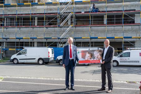 Bernd Fröhlich, Vorstandsvorsitzender der Sparkasse Mainfranken Würzburg (links), und SKZ-Institutsdirektor Prof. Martin Bastian bei der Spendenübergabe vor der Modellfabrik in Würzburg-Lengfeld. Dort wird auch die neue Krippe entstehen / Foto: SKZ