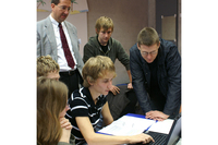 Die Instruktoren des Spiels erklären den Jugendlichen, wie sie am besten ihre Kosten kalkulieren.