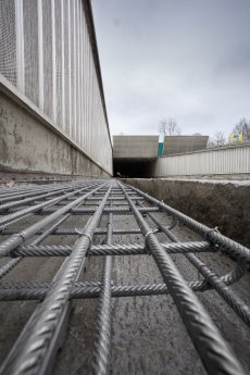 Bild 1 - Top12-500-Schrammbord im Tunnel Etterschlag - Quelle Swiss Steel.jpg
