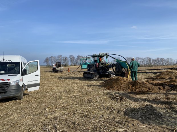 Für das Kabelpflugverfahren kam bei dem Projekt in Pinnow auf 5,5 Kilometern eine Spezialraupe z.jpg