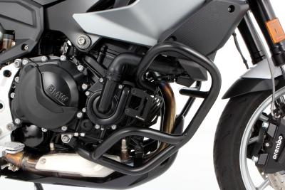 The design of the engine protection bar lives from its asymmetry: functional and integrated into the line