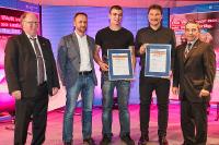 Tian Scheidgen mit seinem Ausbilder Ulli Daiker und Vorstand Joachim Huber bei der Preisverleihung der Handwerkskammer Freiburg. Auf dem Bild (v.l.n.r): Joachim Scholz (Vizepräsident), Joachim Huber, Tian Scheidgen, Ulli Daiker und Johannes Ullrich (Präsident) (Foto: Handwerkskammer Freiburg)