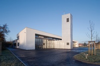 Der signifikante Feuerwehrturm trennt die Bereiche des DRK (links) und der Freiwilligen Feuerwehr (rechts im Bild).