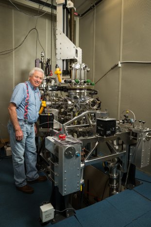 next-generation-of-ibm-researchs-nobel-prize-winning-scanning-tunneling-microscope_32387813.jpg