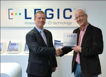 Mario Morger, Verkaufsleiter Europa der LEGIC Identsystems AG, und Frans Luttikhuis, CEO der Card Service AG, sehen einer erfolgreichen Partnerschaft entgegen