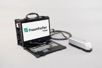 Handgehaltener Terahertz Sensor für den mobilen Einsatz. Einsatzbereit ohne weitere Geräte, Standard Steckdose ausreichend ©Fraunhofer ITWM