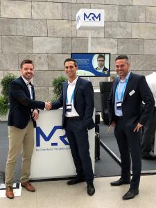 Miguel Rodriguez - Prokurist und Leiter Einkauf der SYNAXON AG (Bildmitte), Ronny Drexel - Leiter Marketing & Kommunikation MRM (links i.Bild) und Christian Bedel - Vertriebsleiter MRM (rechts i.Bild) besiegeln die Kooperation mit Handschlag auf der offiziellen Microsoft Partnerkonferenz DPK18 in Leipzig.