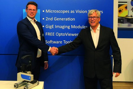 Die Partnerschaft wird durch die beiden Geschäftsführer Markus Riedi (Opto GmbH, rechts) und Andreas Börner (Laser 2000 GmbH, links) besiegelt.