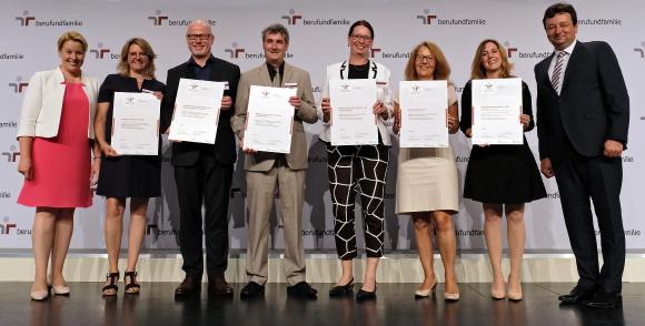 Lisa Krüger, Personalleiterin der perbit Software GmbH (6.v.l.), nahm in Berlin das Zertifikat zum audit berufundfamilie entgegen / Copyright: berufundfamilie, Thomas Ruddies/Christoph Petras