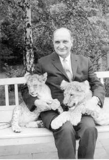 Prof. Dr.- Ing. Otto Mecheels *1894 in Bönnigheim | † 1979 auf Schloss Hohenstein Sohn von Johannes und Johanna Mecheels (geborene Seeger) Gründer und Leiter der Hohenstein Institute von 1946 bis 1962