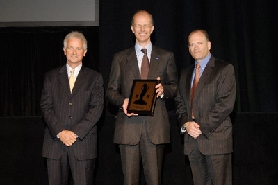 Die Verleihung des GM Awards: Dennis Mooney, GM Vice President of Global Vehicle Systems and Integration, Kurt Bock, Chairman und CEO der BASF Corporation und David McKean, GM Purchasing Executive Director of Vehicle Exteriors (v.l.n.r.)
