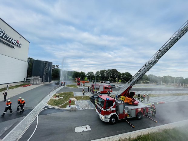 Organisierte Feuerwehrgroßübung als Sicherheitsprüfung des neuen FEGA & Schmitt-Shuttlegebäudes..JPG