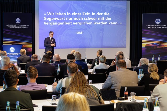 4a_FRi_Jahreshauptversammlung_Plenum und Zubanovic.jpg