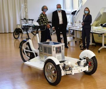 Karin Müller, Sprecherin für Verkehr der Grünen Landtagsfraktion und Vizepräsidentin des Hessischen Landtags mit Professor Tobias Melz, Institutsleiter des Fraunhofer LBF und Dr. Saskia Biehl, Projektleiterin »Lasten-LeichtBauFahrrad« (v.l.n.r.). Foto: Fraunhofer LBF