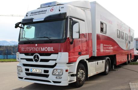 Blutspende-Mobil bei der SCALTEL AG mit Blick auf die Allgäuer Berge