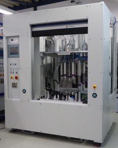 In Zusammenarbeit von mth mit der zur weltweit operierenden Woco Gruppe gehörenden Woco Kronacher Kunststoffwerk GmbH ist eine Fertigungsanlage auf höchstem Niveau für die neue automatische Modulfertigung einer Motortrennwand entstanden